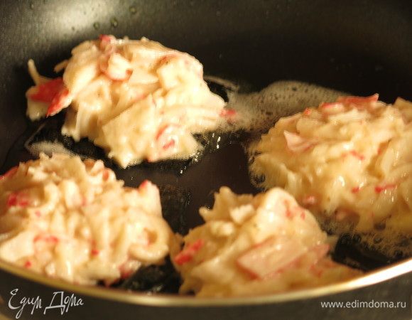 Кладем котлеты вниз нори на сковородку с разогретым маслом, жарим пару минут.