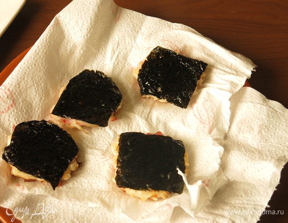 Выкладываем на салфетку.