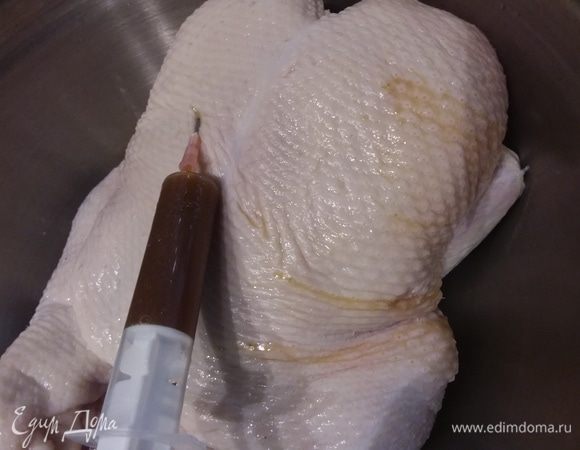 Для маринада нужно смешать все ингредиенты. Утку достать из солевого раствора, обсушить. Взять шприц и сделать утке инъекции в разных местах. Ингредиенты для маринада можно подобрать по своему вкусу.