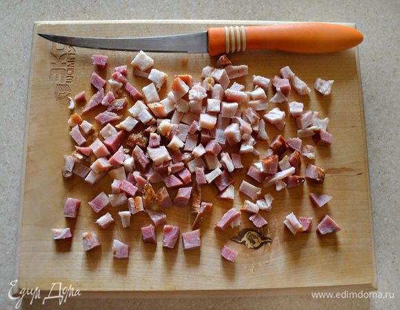 Бекон нарежьте мелкими кубиками.