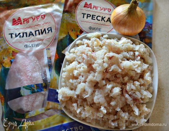 Филе трески и тилапии ТМ «Магуро» разморозьте и измельчите с помощью мясорубки вместе с 1 луковицей. 