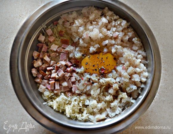 К рыбному фаршу добавьте 1 яйцо, приправьте солью и перцем и хорошо перемешайте.