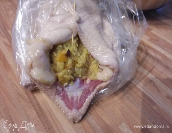 Осталось нафаршировать утку рисом, зашить или заколоть зубочистками. Поместить утку в рукав. Рукав с уткой — в форму для запекания. Я дырок в рукаве не делаю, только слежу за тем, чтобы противень стоял на достаточном расстоянии от спирали и к ней не прикасался. Учитывайте, что рукав при нагреве надувается. Запекать в заранее разогретой до 180°С духовке около 1 часа 30 минут. Время приготовления зависит от качества мяса утки. Моей хватило этого времени.