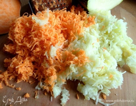 Натереть на мелкой терке. Если кабачок очень сочный, то отжать.