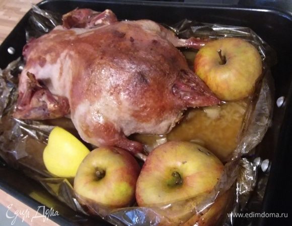Затем нужно достать форму с уткой и аккуратно разрезать рукав. Осторожно, горячий пар! Раздвинуть рукав, можно добавить яблочки и айву и запекать еще минут 40 до готовности мяса и золотистой корочки.