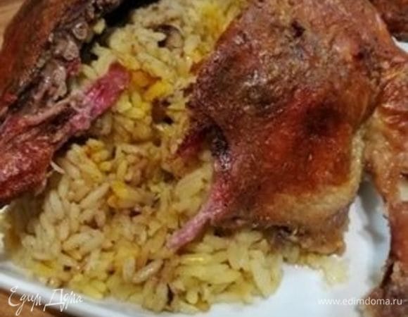 Еще один важный момент. Прежде чем разрезать утку, переложите ее на блюдо, иначе рис утонет в жире, который вытопился из утки, и станет несъедобным.