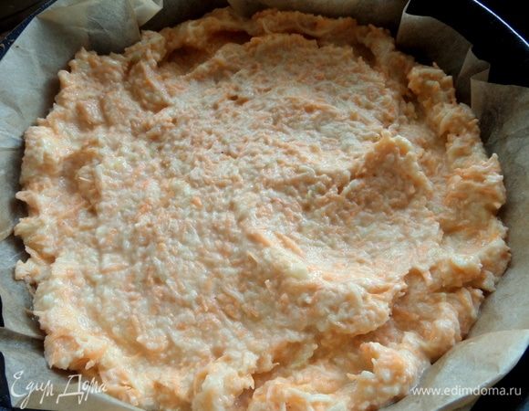 Лучше выпекать в разъемной форме, но у меня они обе меньше, чем надо и я пекла в тефлоновой форме, застелив ее смазанным пергаментом.