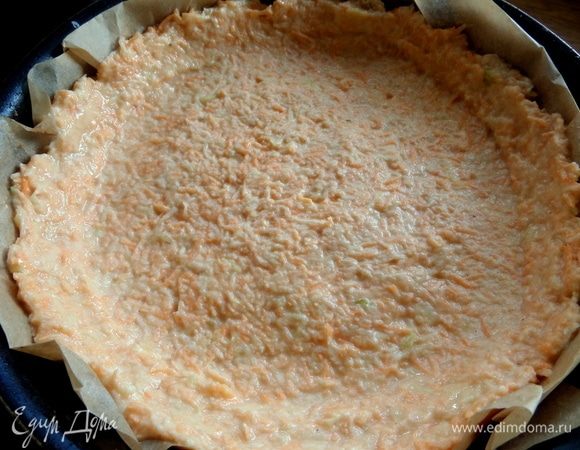 Распределить массу по дну и бортикам, наколоть дно вилкой.