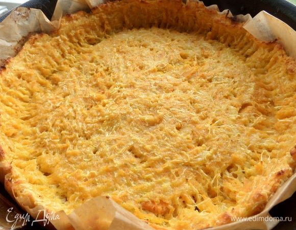 Поставить запекаться в разогретую до 180°С духовку. Я вынимала пару раз и проверяла. Если корж поднимается, наколоть снова вилкой. Бортики прижать вилкой, чтобы не были широкими — будет вкуснее.