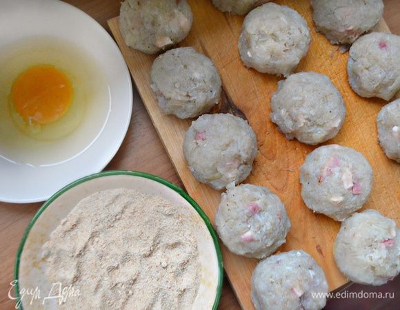 Сформируйте небольшие шарики, обмакните их во взбитое яйцо и затем обваляйте в панировочных сухарях, смешанных с 1 ст. л. муки.