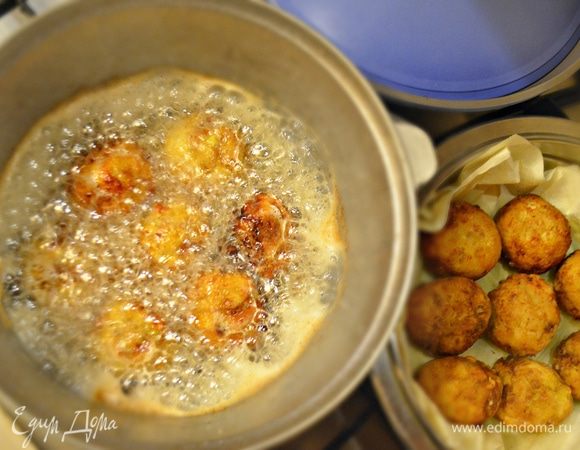 Обжаривайте рыбные шарики в хорошо разогретом растительном масле до румяного цвета и готовности.