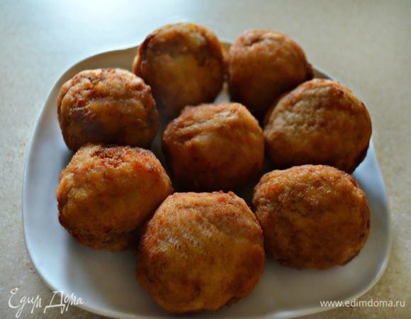 Готовые фишболлы промакните бумажными салфетками и подавайте с гарниром. 