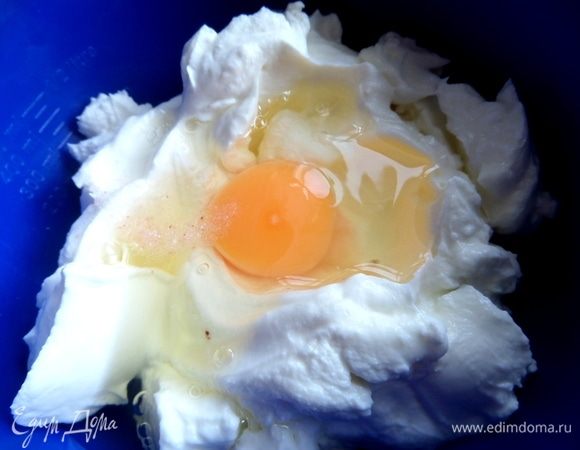 Вбить яйцо, посолить.