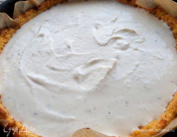 Вылить основу начинки в корж.