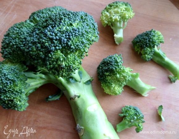 Брокколи отделить мини кусочками.