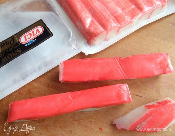 Крабовые палочки VICI отделить от пленки.