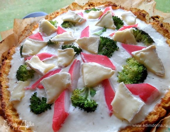 И, когда основа наполовину схватится, вынуть из духовки и положить сыр сверху.