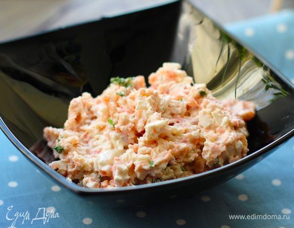 Желатин замочить в холодной воде, оставить набухать.
Копченого лосося и крабовые палочки Vici (или крабовое мясо) измельчить в блендере, добавить 100 мл сливок и тщательно смешать. По желанию, добавить мелко нарезанную зелень, перец, лимонный сок.