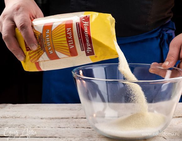 В глубокой емкости смешайте кефир, сахар и манную крупу ТМ «Националь». Оставьте на 30 минут для набухания манки.