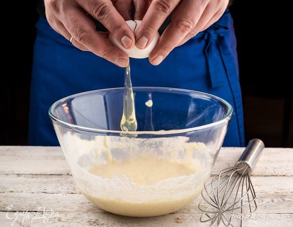 Вбейте яйцо в набухшую смесь. 