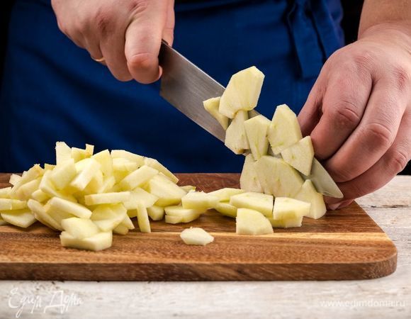 Яблоки очистите и нарежьте маленькими кусочками. 