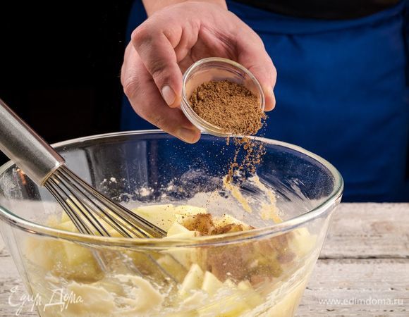 Добавьте в тесто яблоки и корицу. Все перемешайте.