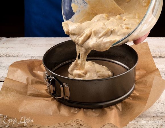 Предварительно застелите пергаментом форму, смажьте растительным маслом, выложите тесто. 