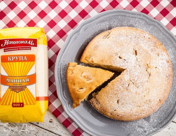 Выпекайте яблочный манник при 180°С 1 час. Готовность проверяйте деревянной шпажкой. Манник остудите, нарежьте на порции и подавайте к столу. Приятного аппетита!