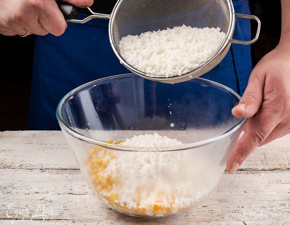 Смешайте в салатнике все ингредиенты.