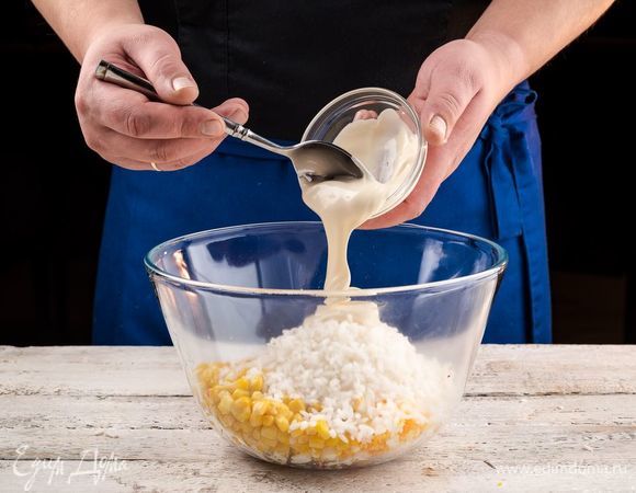 Посолите по вкусу, заправьте майонезом и подавайте к столу. 