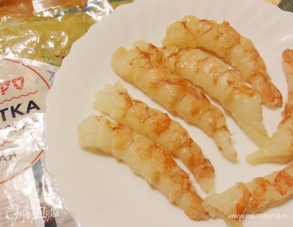 Почистить креветки и удалить хребтовую нить.