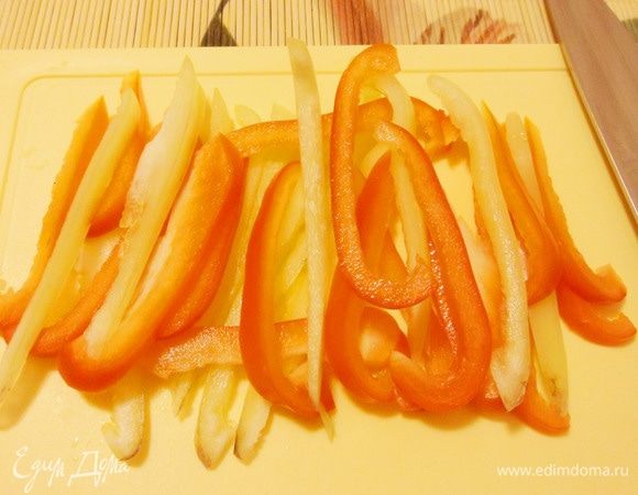 Болгарский перец вымыть, удалить семена и нарезать соломкой.