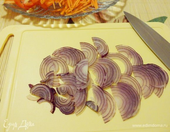 Лук очистить, помыть и нарезать полукольцами.