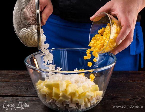 В емкости смешайте куриное филе, ананас, рис, кукурузу.