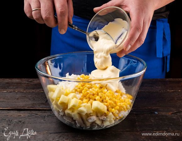 Посолите салат по вкусу и заправьте майонезом.