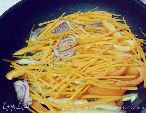 Болгарский перец, морковь и лук обжарить на сковороде на растительном масле около трех минут.