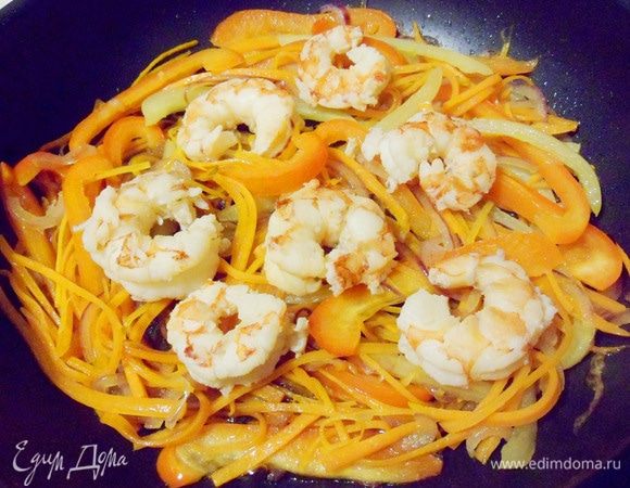 Затем добавит креветки, соевый соус, соль по вкусу, перемешать и готовить еще две минуты.