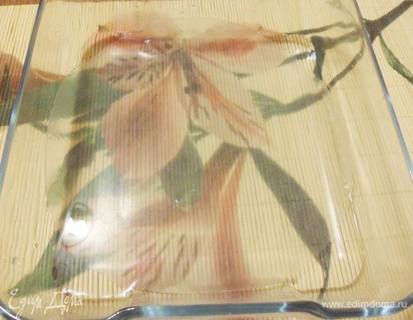 Рисовую бумагу окунуть в кипяченную воду.