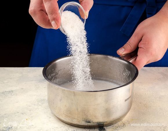 В процессе приготовления добавить в рисовую кашу ванильный и обычный сахар по вкусу.