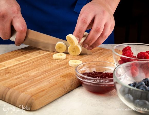 Банан очистить и нарезать кружочками. Ягоды промыть и обсушить. Джем можно взять любой по желанию.
