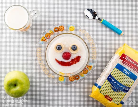 Выложите кашу в небольшие тарелки. Чтобы угощение еще больше понравилось детям, украсьте его фруктами и ягодами. Для этого хорошо подойдет банан, свежие ягоды и вкусный джем. Приятного аппетита!