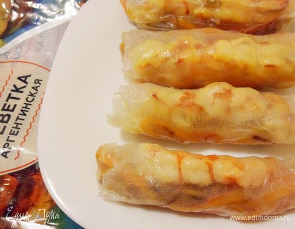 Подобным образом завернуть всю начинку в рисовую бумагу.