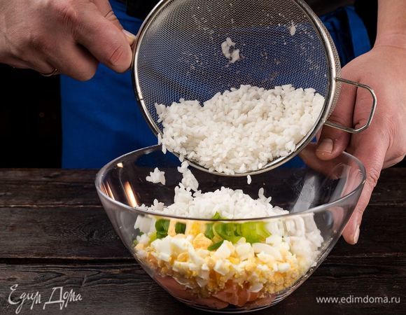 В глубокой емкости соедините все ингредиенты для начинки, добавьте специи по вкусу и все хорошо перемешайте.