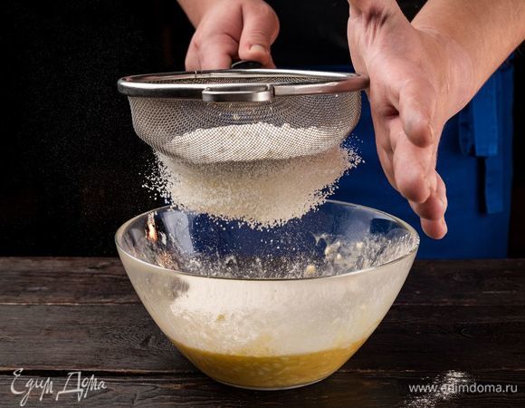 Отдельно просейте муку с разрыхлителем и солью. Соедините сухие и жидкие ингредиенты и хорошо перемешайте.