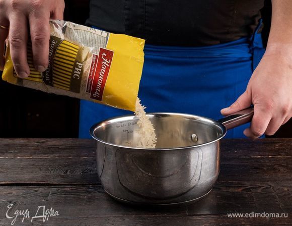 Лук репчатый и чеснок измельчите и обжарьте на оливковом масле до золотистого цвета. Рис Золотистый ТМ «Националь» отварите до полуготовности.