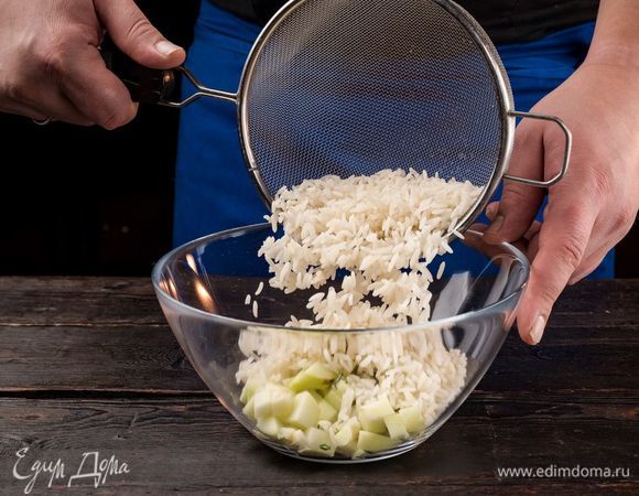 Смешайте в емкости отварной рис, поджаренный лук и чеснок, нарезанные ингредиенты. Также добавьте 1 ст. л. топленого масла и специи по вкусу. Все хорошо перемешайте.