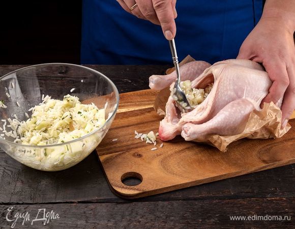 Подготовьте курицу, промойте хорошо, вытрите насухо бумажными полотенцами. Выложите начинку в курицу и перевяжите ножки. 