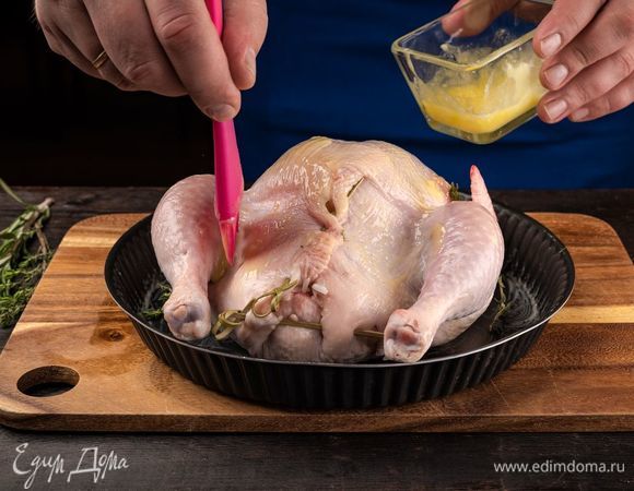 Сверху курицу смажьте топленым маслом и посыпьте специями, иголочками розмарина.