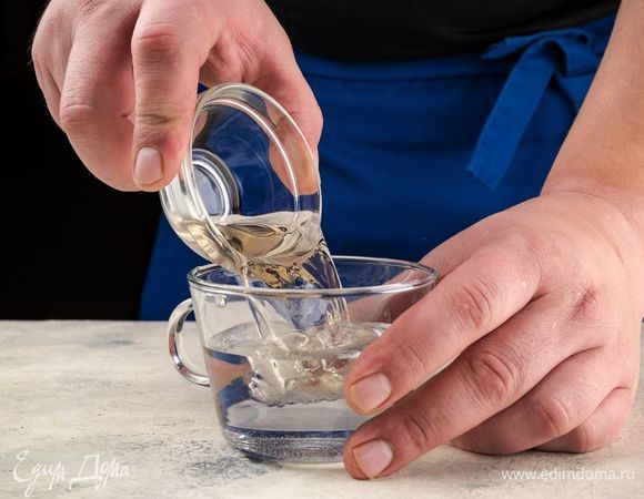 Приготовьте смесь тэдзу, смешав воду и рисовый уксус.
