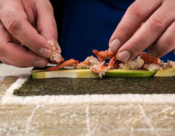 Сверху выложите мясо краба, майонез, авокадо.
